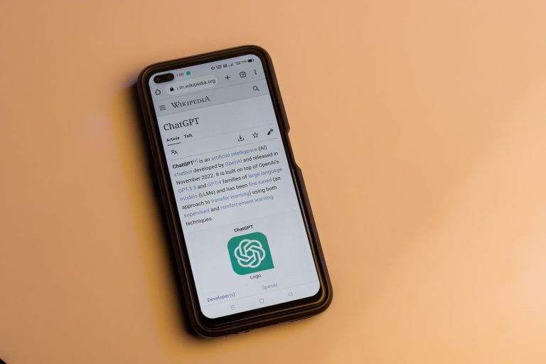 funcionário usando ChatGPT com dado da empresa